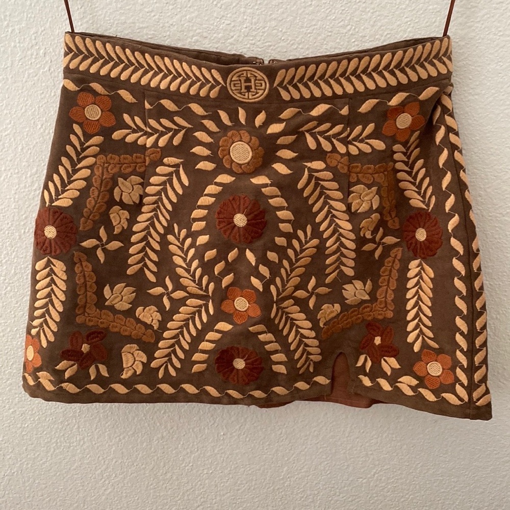 Herencia Clothing. Embroidered, brown, suede mini skirt with slit. Size Medium